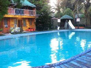 una gran piscina frente a una casa en Vi-Da Guest Resort, en Irosin