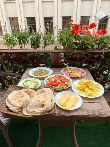 einen Tisch mit Teller mit Speisen darüber in der Unterkunft Heaven Hostel in Kairo