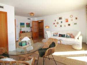 - un salon avec une table et des chaises en verre dans l'établissement Apartamento Llançà, 2 dormitorios, 6 personas - ES-228-82, à Llançà