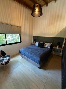 ein Schlafzimmer mit einem blauen Bett und einer Lampe in der Unterkunft La Cayetana in Mar del Plata + 41 Fotos