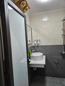 uma casa de banho com um lavatório e um espelho em Hoàng Gia Hotel Royal 