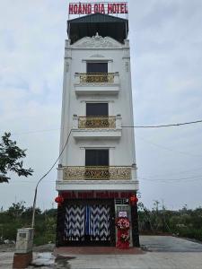 um edifício branco com uma placa em cima em Hoàng Gia Hotel Royal 