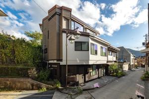 野澤溫泉的住宿－Kawazen，街道边的房子