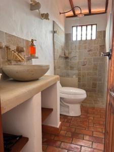 ein Bad mit einem Waschbecken und einem WC in der Unterkunft Casa La Bonita - Barichara in Barichara