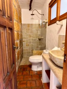 uma casa de banho com um WC e um lavatório em Casa La Bonita - Barichara em Barichara