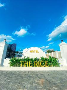 um sinal em frente a um hotel o recife de R em Khách Sạn The Rice Cái Bè em Cái Bè