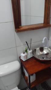 uma casa de banho com um lavatório, um WC e um espelho. em Aurora suites chapada Diamantina em Lençóis