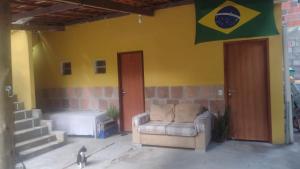 um quarto com um sofá e uma bandeira na parede em Aurora suites chapada Diamantina em Lençóis