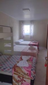 um quarto com 2 camas e uma janela em Aurora suites chapada Diamantina em Lençóis