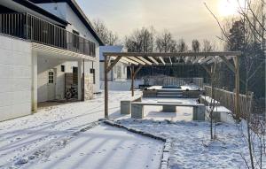 - une table de pique-nique dans la neige à côté d'une maison dans l'établissement 2 Bedroom Gorgeous Apartment In Bors, à Borås