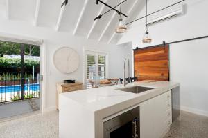Luxury Stay with Private Heated Pool in Salamander Bay的厨房或小厨房