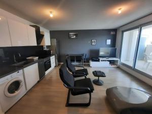 eine Küche mit 2 Stühlen und einem Tisch in einem Zimmer in der Unterkunft Appartement Anglet, 2 pièces, 4 personnes - FR-1-239-1021 in Anglet