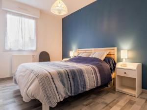 a bedroom with a bed and a blue wall at Maison familiale calme, à 5 km des plages, jardin clos, garage, wifi, proche Guérande et La Baule - FR-1-306-1264 in Assérac