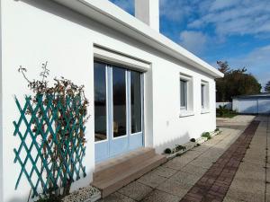 uma casa branca com uma janela e uma cerca em Maison Saint-Hilaire-de-Riez, 4 pièces, 8 personnes - FR-1-323-507 em Saint-Hilaire-de-Riez