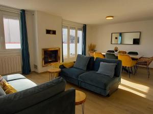 uma sala de estar com um sofá e uma sala de jantar em Maison Saint-Hilaire-de-Riez, 4 pièces, 8 personnes - FR-1-323-507 em Saint-Hilaire-de-Riez