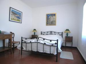 - une chambre avec un lit, deux tables et un bureau dans l'établissement Villa Argelès-sur-Mer, 5 pièces, 6 personnes - FR-1-776-71, à Argelès-sur-Mer