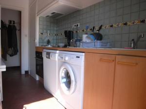 Il comprend une cuisine équipée d'un lave-linge. dans l'établissement Villa Argelès-sur-Mer, 5 pièces, 6 personnes - FR-1-776-71, à Argelès-sur-Mer