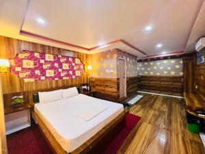 - une chambre avec un grand lit dans l'établissement Hotel Swargalok, à Pānigata