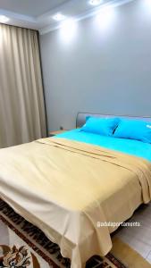 una camera da letto con un grande letto con cuscini blu di Adalapartments 