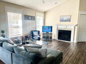 a living room with a couch and a fireplace at Renovated home 10 min from FLW! in Saint Robert