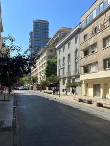 een lege straat in een stad met hoge gebouwen bij Acogedor y luminoso Studio en Icónico Barrio in Santiago