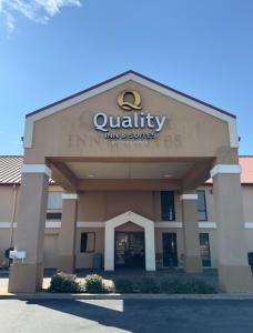 een uitzicht op een kwaliteitsherberg en suites bij Quality Inn & Suites Pine Bluff AR in Pine Bluff
