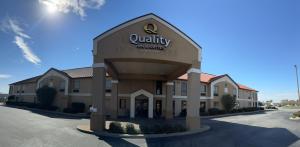 een uitzicht op een gebouw met een kwalificatiebord erop bij Quality Inn & Suites Pine Bluff AR in Pine Bluff