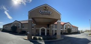 una vista de un edificio con un signo cualificado en él en Quality Inn & Suites Pine Bluff AR, en Pine Bluff