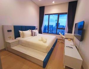 1 dormitorio con 1 cama grande y ventana grande en Lucentia Residence by Moonlight Park, en Kuala Lumpur