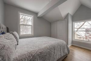 - une chambre avec un lit et 2 fenêtres dans l'établissement 3 bedroom appartment-limestone, à Kingston