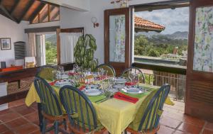 mesa de comedor con mantel amarillo y sillas en Spanish-style Ocean view Villa set in garden - Calypso Court villa, en Cap Estate