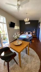 Phillip Island Nature Resort Villas في كاوز: غرفة معيشة مع سرير وطاولة وغرفة نوم