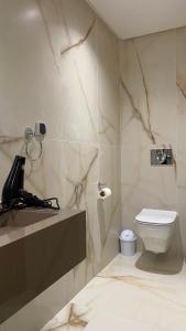 Phòng tắm tại Sunny Luxury Studio: Terrace & Fast Wi-Fi