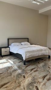 Luxury 5 bedrooms villa in muscat tesisinde bir odada yatak veya yataklar