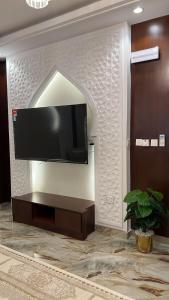 En TV eller et underholdningssystem på Luxury 5 bedrooms villa in muscat