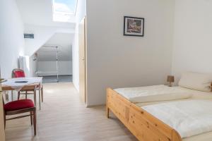BernbeurenにあるLandgasthof Doldewirtのベッドルーム1室(ベッド1台、テーブル、椅子付)