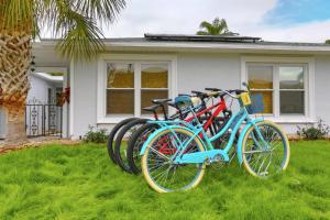 zwei Fahrräder im Gras vor einem Haus geparkt in der Unterkunft Paradiso Largo - Heated Pool, Mini Golf, Solar Powered Home in Largo