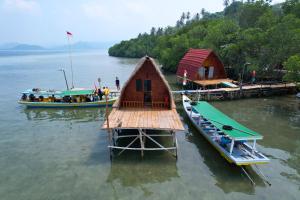 un grupo de personas en un barco en el agua en Villa Mangrove Pulau Pahawang en Lampung