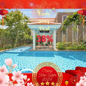 une affiche pour une fête du Nouvel An avec une piscine dans l'établissement Deluxe Beach Villas by Danatrip, à Đà Nẵng