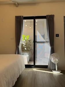 Uma cama ou camas num quarto em 飛行船電梯民宿