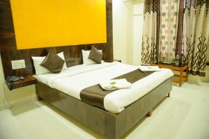 Hotel Sachidanand-Walkable distance from Temple客房内的一张或多张床位