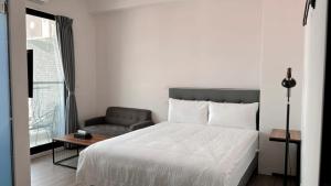 Uma cama ou camas num quarto em 飛行船電梯民宿