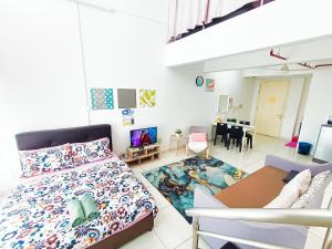 AZFA Duplex Suite at De Centrum Putrajaya Bangi FREE WIFI في كاجانغ: غرفة معيشة مع سرير وغرفة طعام