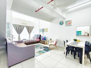 TV a/nebo společenská místnost v ubytování AZFA Duplex Suite at De Centrum Putrajaya Bangi FREE WIFI