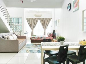 Posezení v ubytování AZFA Duplex Suite at De Centrum Putrajaya Bangi FREE WIFI