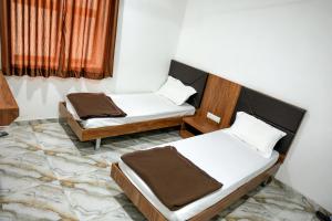 Postel nebo postele na pokoji v ubytování Hotel Aaram Kalupur + 37 fotografií