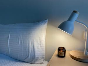 Uma cama ou camas num quarto em 飛行船電梯民宿