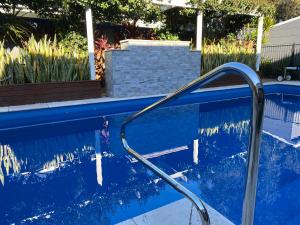 Luxury Stay with Private Heated Pool in Salamander Bay内部或周边的泳池