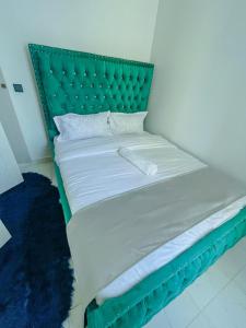 Postel nebo postele na pokoji v ubytování Classy two bedroom Airbnb with swimming pool