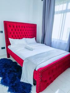 Postel nebo postele na pokoji v ubytování Classy two bedroom Airbnb with swimming pool